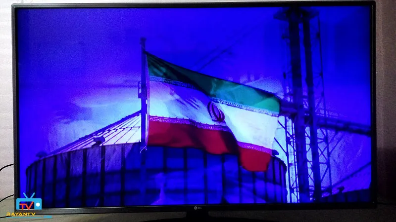 نمایی نزدیک از صفحه تلویزیون ال جی که به دلیل خرابی بکلایت، تصویر آن کاملاً به رنگ آبی تغییر کرده است