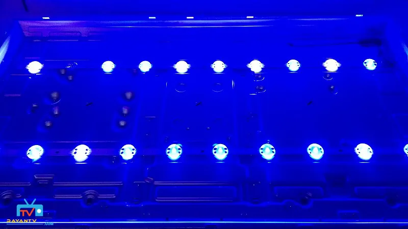 تصویری از لامپهای بکلایت تلویزیون ال جی که نور آنها به رنگ آبی تغییر پیدا کرده است
