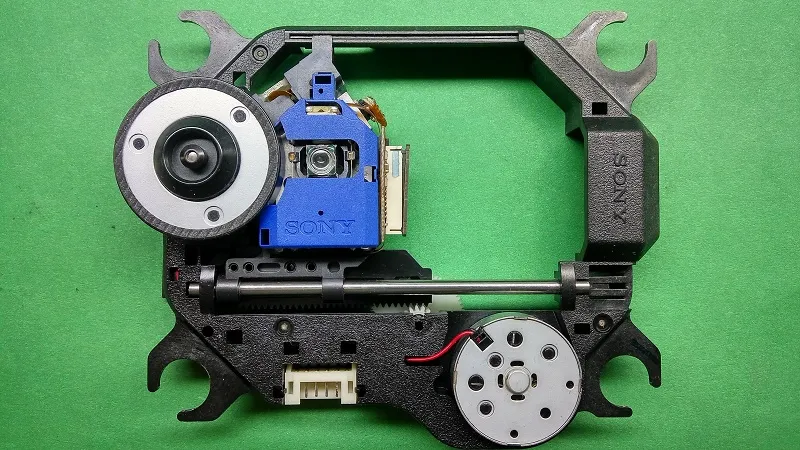 نمای نزدیک اپتیک 313 سونی، لنز لیزر و بدنه آبی آن
